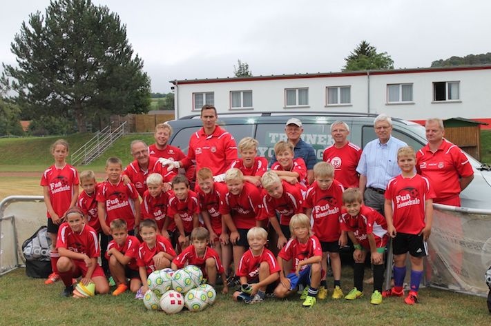 Teilnehmer und Trainer der Fußballferienschule 2015