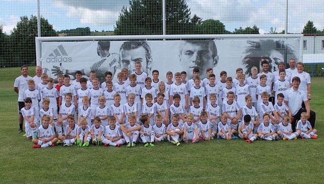 Gruppenfoto der Fußballferienschule 2017 mit Teilnehmern und Trainern
